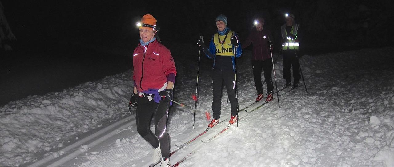 Ledsagere og synshemmede trener langrenn i mørke