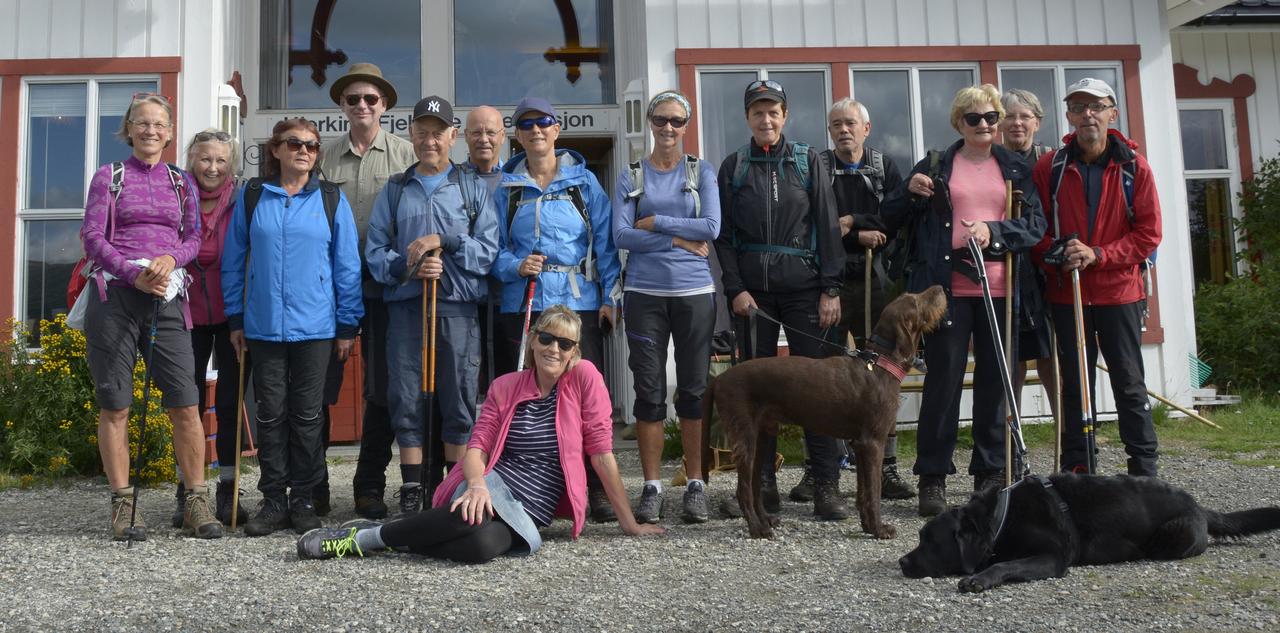 Gruppebilde av alle deltagerne som var med på turen med fast opphold på Hjerkinn fjellstue.