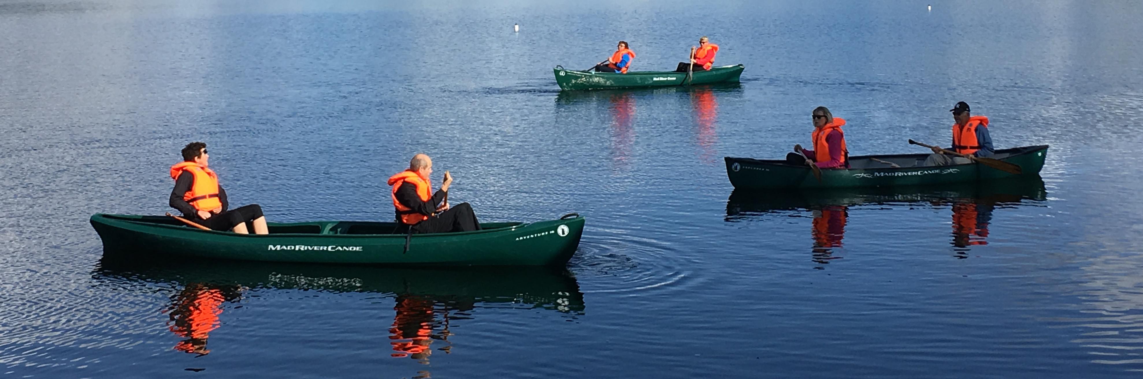 Tre kanoer på Hurdalsjøen med to personer i hver.