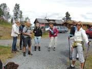 Bildet viser noen i gruppen samlet bak hotellet før avgang