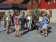 Bildet viser samling av gruppen utenfor hotellet før avgang til Smørlifjellet.