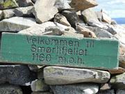 Bildet viser skiltet som bekrefter at vi er på Smørlifjellet, 1160 meter over havet.