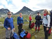 Trykk for å vise stort bildeNoen i turfølget, med fjellet Kyrkja i bakgrunnen.