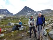 Trykk for å vise stort bildeNoen andre i turfølget, med fjellet Kyrkja i bakgrunnen.