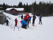 Barn og voksne som gjør seg klar til skitur