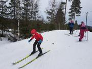 Barn som øver på utforkjøring