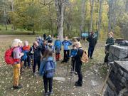 Tiril forteller om Thomas Heftye, en av initiativtakerne til DNT i 1868 og foreningens første formann. Foto: Olav Slaattelid.