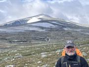 Snøhetta fra ny vinkel med Jan i forgrunnen.