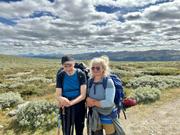 Jarle og Marit med Rondane-fjell i det fjerne.