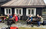 Vel framme i solveggen på Grimsdalshytta.