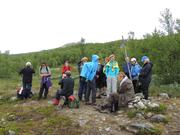 Bildet viser gruppen som har en liten pause i i lav løvskog før en passerer tregrensa.