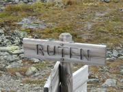 Bildet viser et treksilt på en stolpe med navnet "Ruten".
