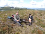 Bildet viser Bent og Maj på Kjølafjellet. I bakgrunnen ser Rundemellen som er målet for turen neste dag.