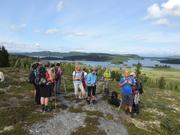 Bildet viser gruppen rett etter start fra fjellstua. I bakgrunnen ser en Vangsjøen med flott blå himmel og enklete sommerskyer.