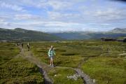 Bildet viser starten på turne hvor vi ser ut over Høvringen området. Noen av turdeltagerene kommer mot fotografen på lettgått sti.