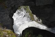 Bildet viser fossen ved høvringsporten. Denne fossen renner gjennom et hull i fjellet.