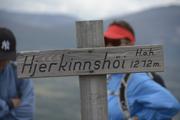 Her vises skiltet med navnet Hjerkinnshöi og angitt høyde 1272 meter over havet.